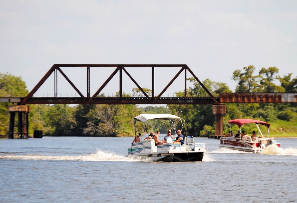 pontoon boats on river, pontoon living, easy life tips